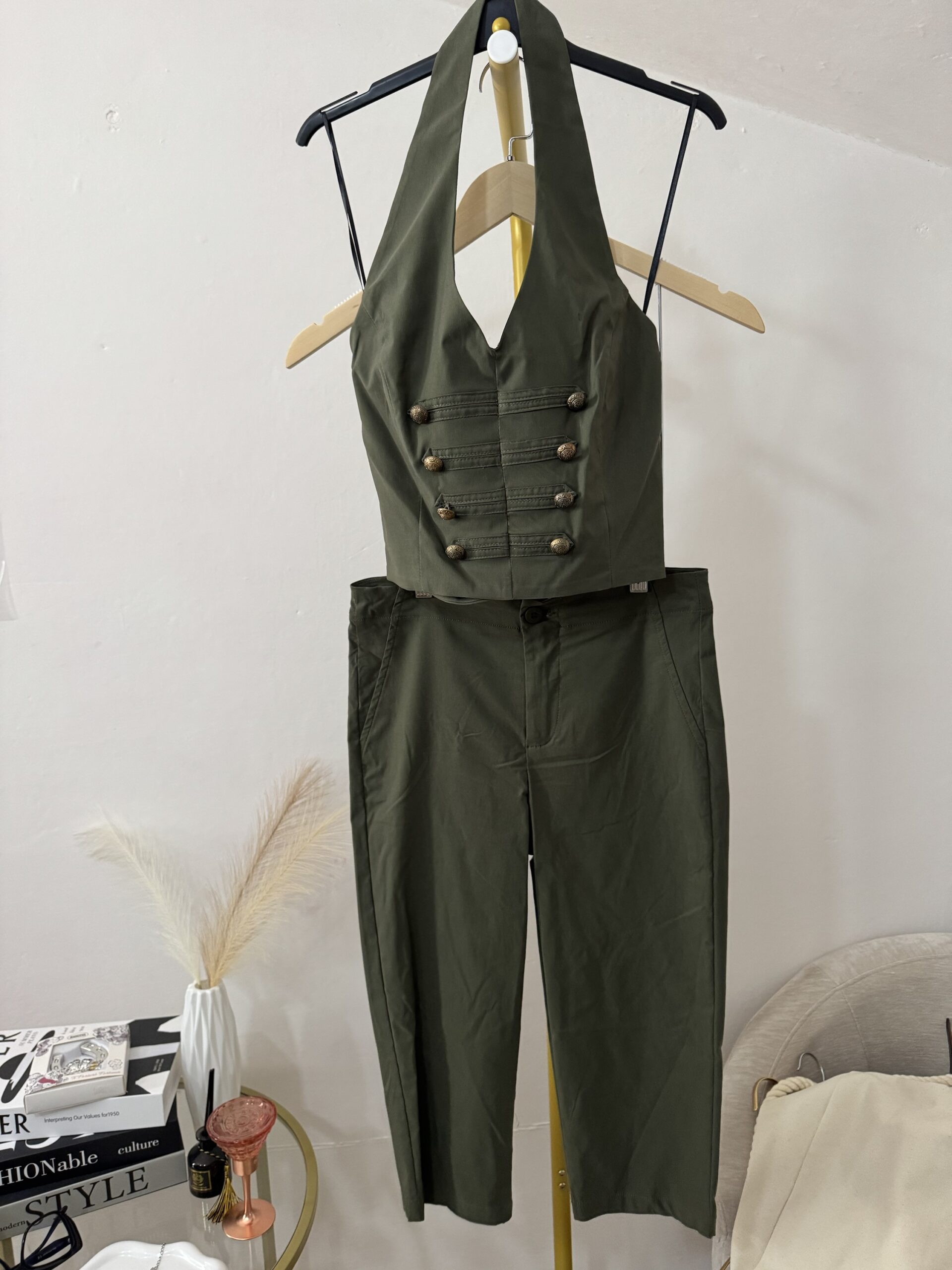 Completo Military-Chic: Gilet con Bottoni e Pantaloni Capri - immagine 3