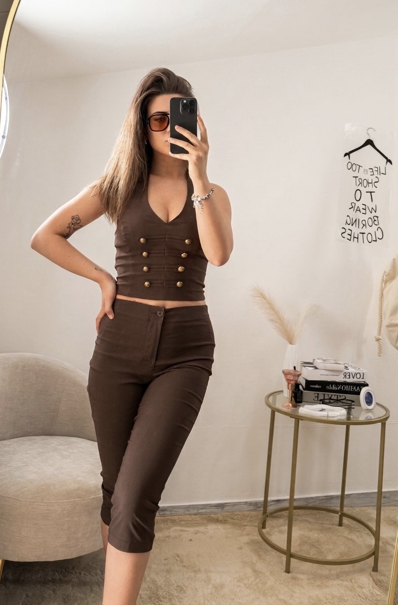 Completo Military-Chic: Gilet con Bottoni e Pantaloni Capri - immagine 5