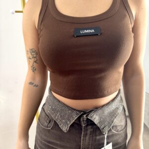 Top Crop a Costine con Etichetta Logo "Lumina" –