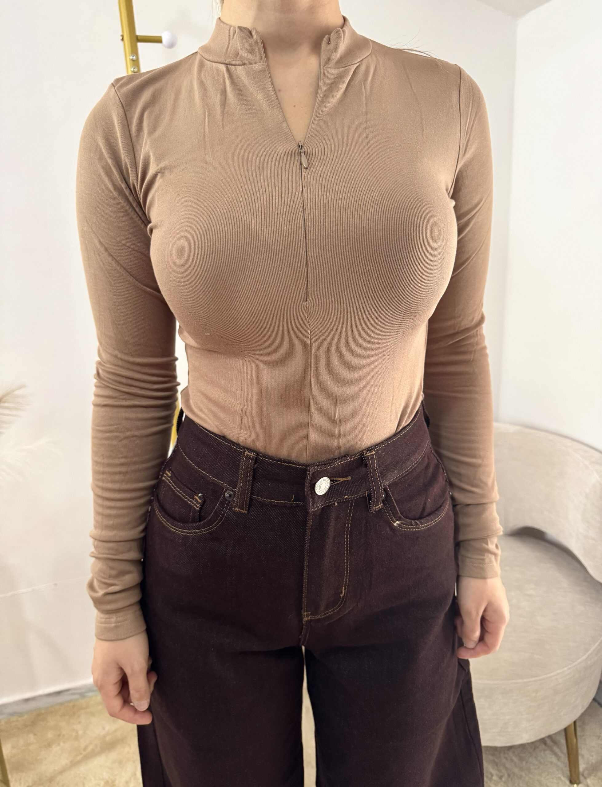 Body con collo e mezza zip- modello versatile ed elegante - immagine 2