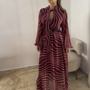 Abito Midi Elegante Bordeaux con Fantasia Ondulata e Cintura