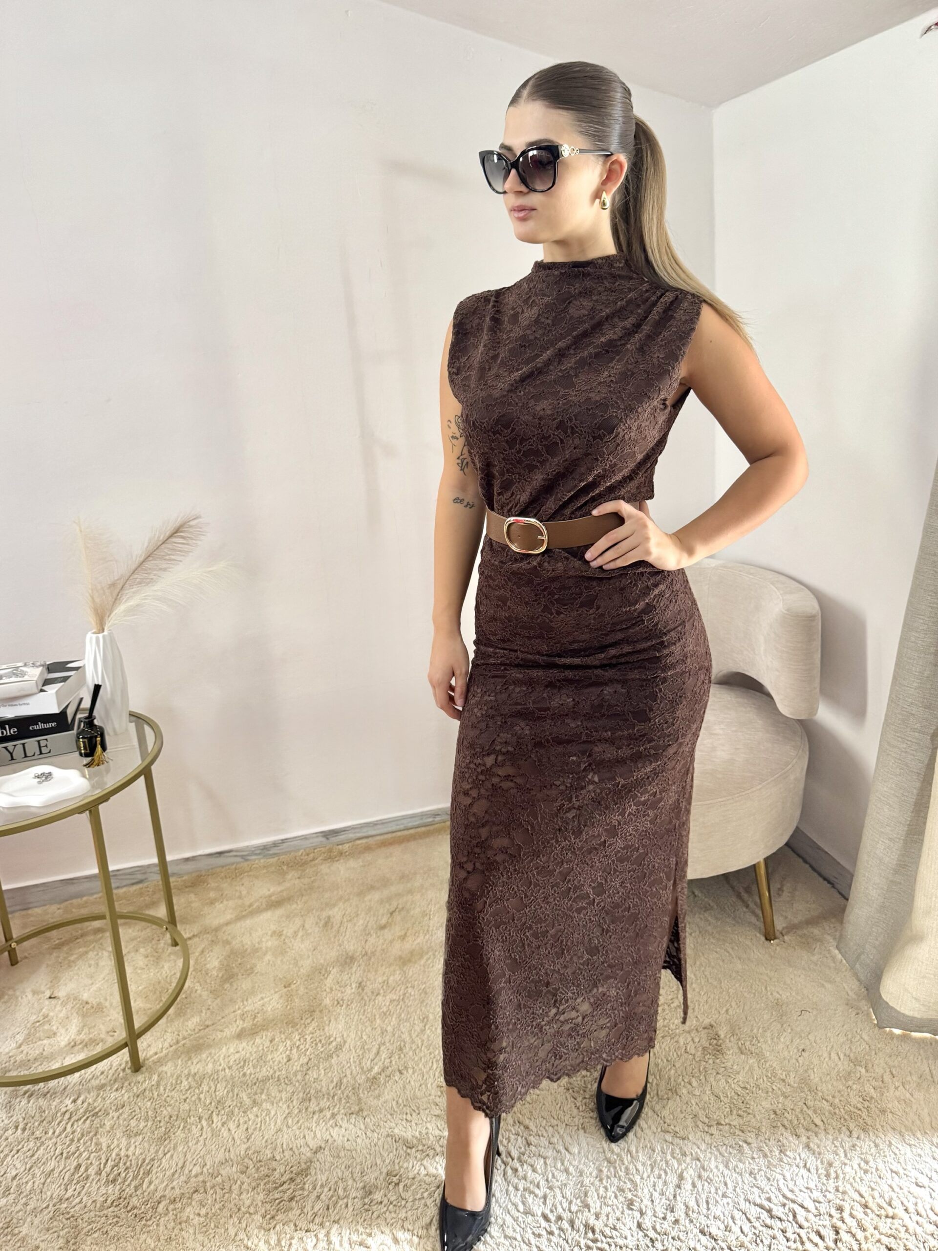 Abito Midi in Pizzo Marrone con Collo Alto e Spacco (cintura esclusa ) - immagine 2
