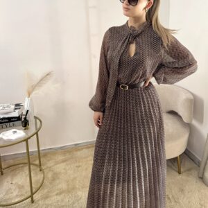 Abito Lungo Plissettato con Foulard e Fantasia Geometrica