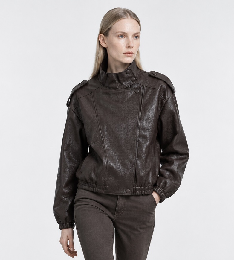 Giacca Corta in Ecopelle Marrone con Collo Alto e Stile Biker - immagine 2