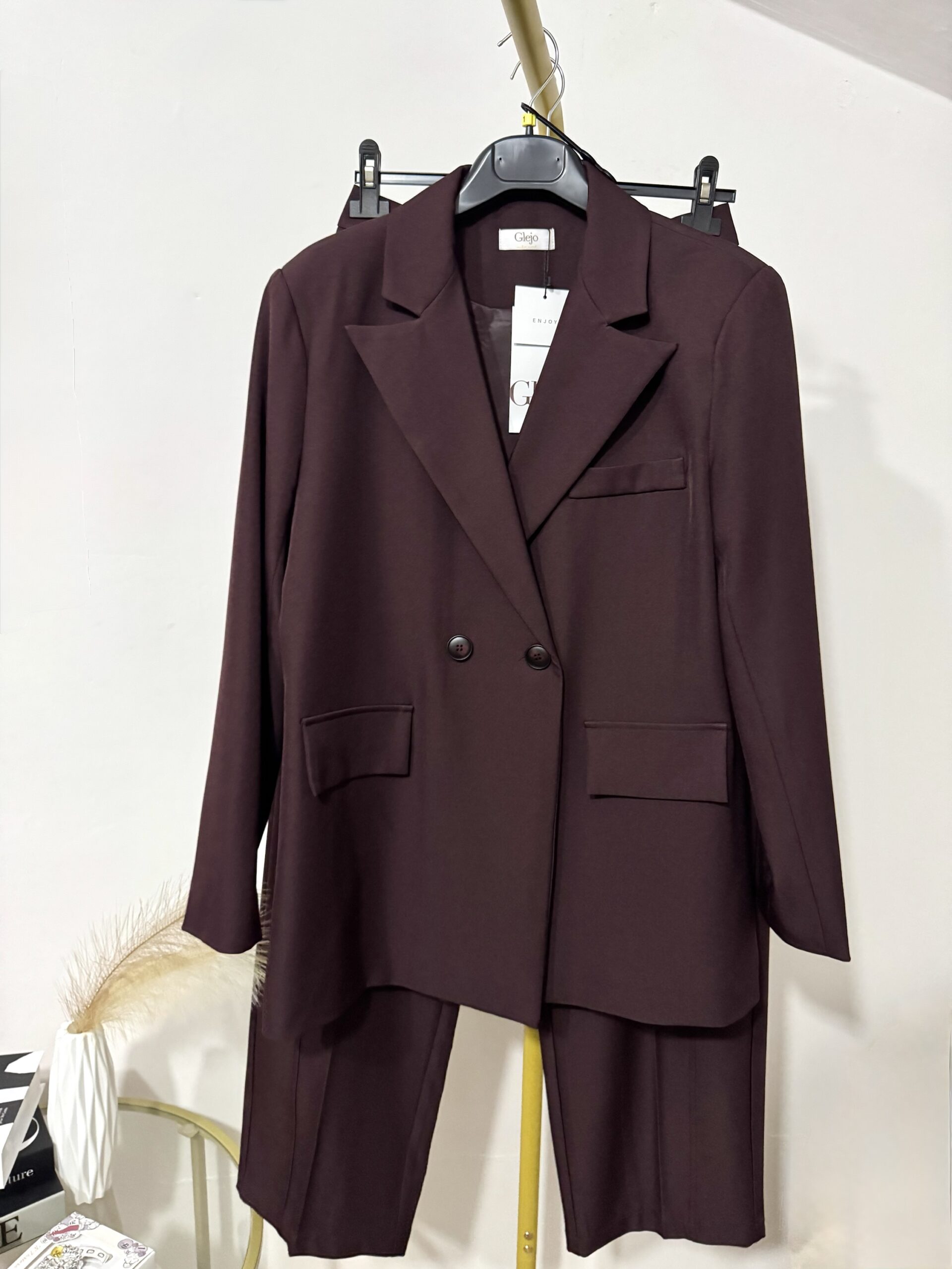 Tailleur Burgundy Oversize – Eleganza Contemporanea e Versatilità Senza Limiti - immagine 3