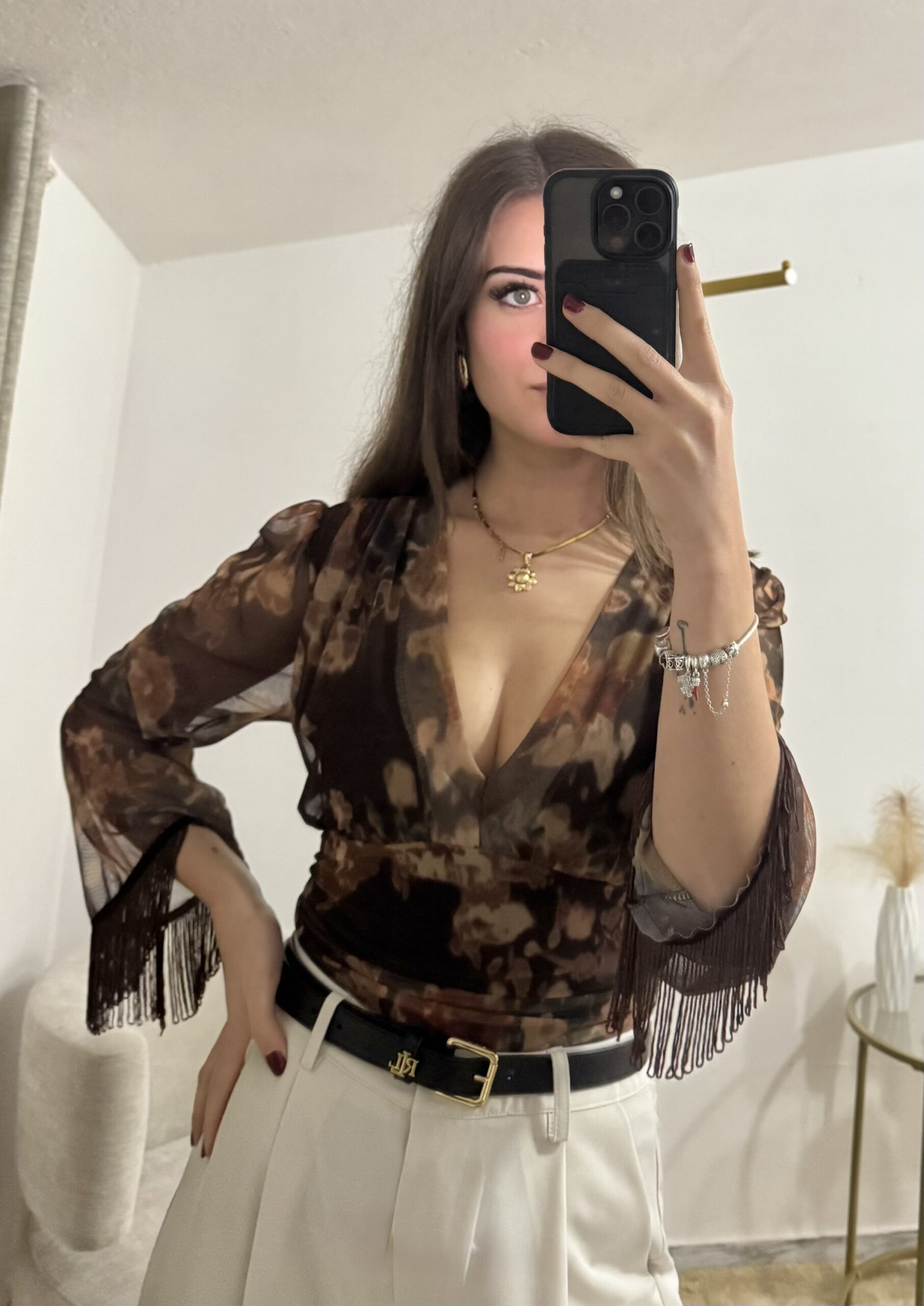 Blusa Boho-Chic Floral in Tulle con Frange e Scollo a V - immagine 2
