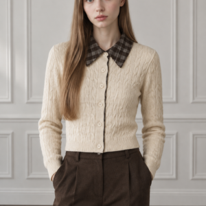 Cardigan Crop in Maglia a Trecce con Colletto Tartan Contrastante